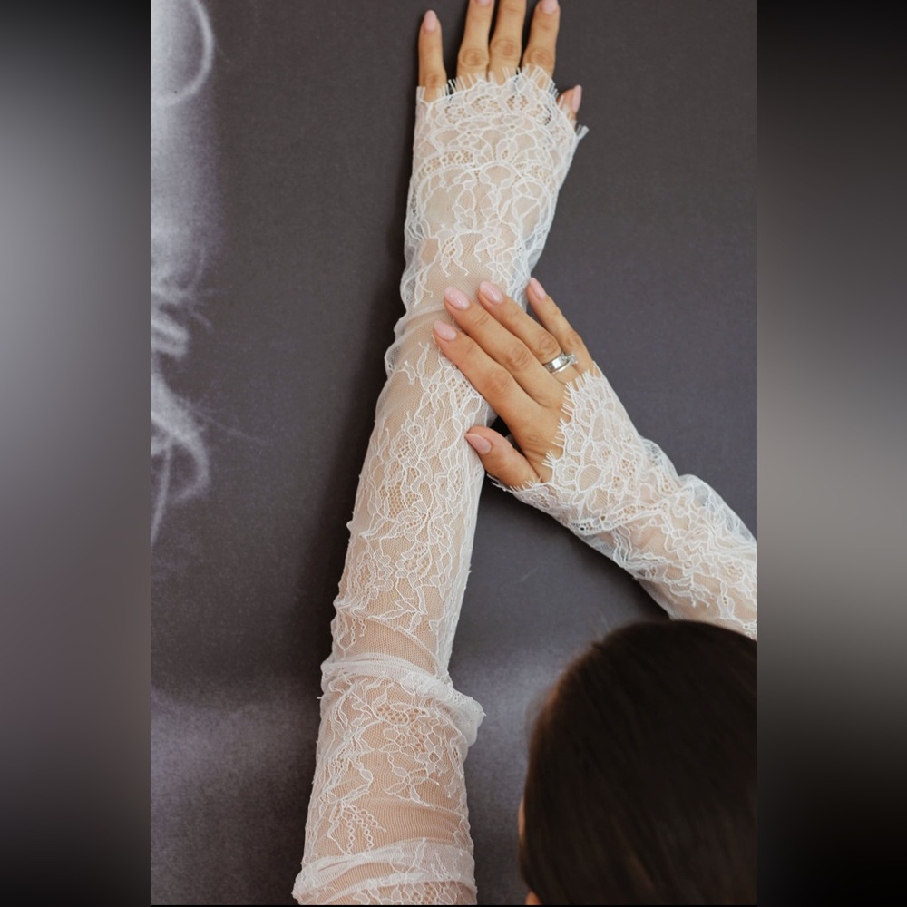 Delicate White Lace Fingerless Gloves